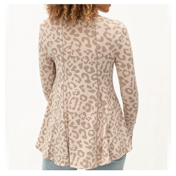 NWT Grey Leopard Women’s Size Medium Hi-Low Hem Long Sleeve Flattering Top K172 - Picture 5 of 7